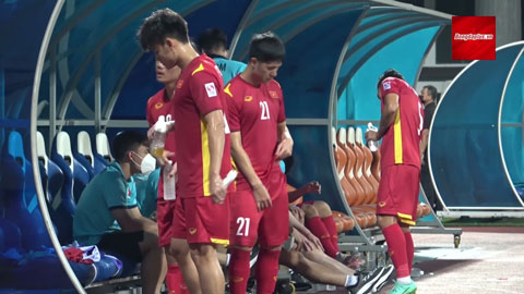 Sau trận Việt Nam vs Indonesia: Công Phượng được đồng đội hỏi thăm khi rời sân sớm từ hiệp 1