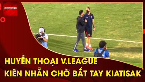 Huyền thoại V.League nán chờ bắt tay HLV Kiatisak trên sân