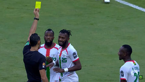 Rợn người với pha 'bỏ bóng đạp người' kinh hoàng tại CAN 2022