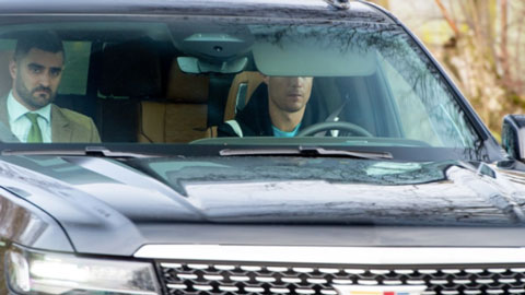 Vừa được bạn gái tặng siêu xe 10 tỷ, Ronaldo lái ngay đến sân tập