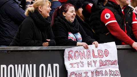 Fan nữ đòi hôn Ronaldo ở trận MU vs Southampton
