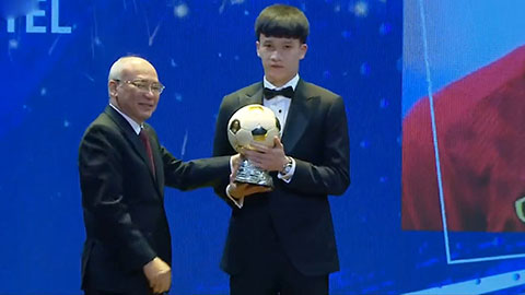 Nguyễn Hoàng Đức nhận giải Quả bóng Vàng Việt Nam 2021