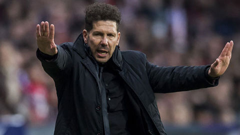 HLV Simeone không thèm bắt tay Rangnick, đi thẳng vào đường hầm sau trận hòa MU