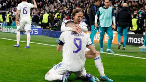 Modric ôm từng cầu thủ Real ăn mừng đầy cảm xúc sau trận thắng PSG