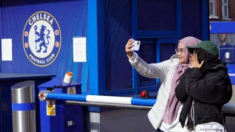 Fan Chelsea chán nản, vội vã mua đồ, chụp ảnh selfie sau lệnh trừng phạt Abramovich