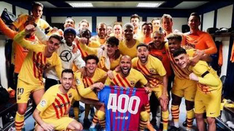 Hạ Real, cầu thủ Barca quẩy tưng bừng, ăn mừng như vô địch trong phòng thay đồ