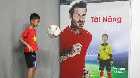 Cậu bé Hà Tĩnh tâng bóng hơn 2.800 lần khiến David Beckham kinh ngạc