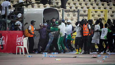 Kinh hoàng CĐV Nigeria làm loạn sau khi đội nhà không được dự World Cup
