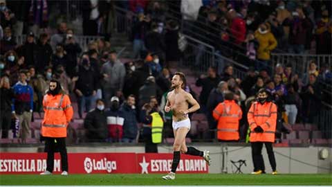Rakitic lột quần áo tặng CĐV Barca trong lần trở lại Nou Camp