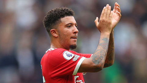 Chỉ Jadon Sancho vỗ tay cảm ơn các CĐV MU sau trận thua Everton