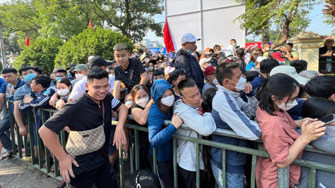 Bán vé U23 Việt Nam: Người hâm mộ đùn đẩy, chen nhau mua vé SEA Games