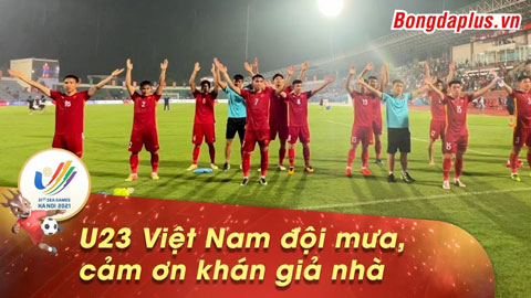 U23 Việt Nam đội mưa chào khán giả, CĐV nán lại vẫy tay tạm biệt Hùng Dũng và toàn đội ở đường hầm