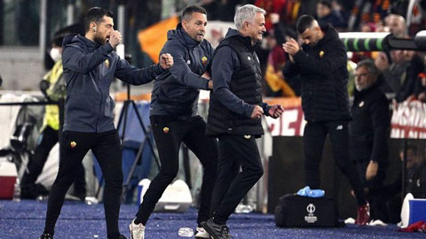 Mourinho khóc nức nở sau khi Roma vào chung kết Europa Conference League