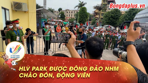 HLV Park Hang Seo như idol, được đông đảo NHM đón chào khi vào phòng thay đồ