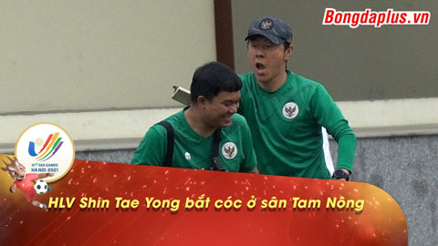 HLV U23 Indonesia lúi húi bắt con cóc trên sân Tam Nông