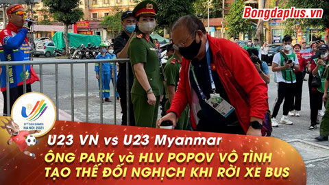 HLV U23 Việt Nam và HLV U23 Myanmar vô tình tạo thế đối nghịch khi rời xe bus