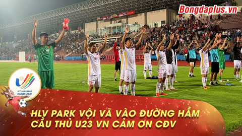 HLV Park Hang Seo chưa hài lòng, cầu thủ U23 Việt Nam đội mưa cảm ơn CĐV