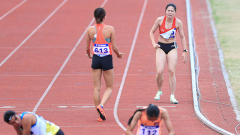 Bị đối thủ huých ngã, nhà ĐKVĐ SEA Games phải lết về đích nội dung chạy 800m