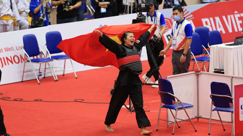 Quàng Thị Thu Nghĩa bật khóc sau khi đánh bại đối thủ Malaysia giành HCV Pencak Silat