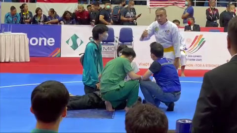 Võ sỹ Malaysia bị đối thủ đá bất tỉnh  nằm sàn vẫn giành HCV Pencak Silat