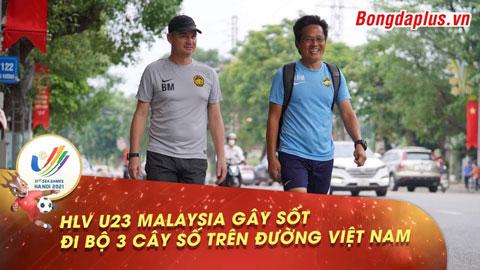 HLV U23 Malaysia gây sốt khi đi bộ 3km để trở về khách sạn đóng quân sau buổi tập Việt Trì