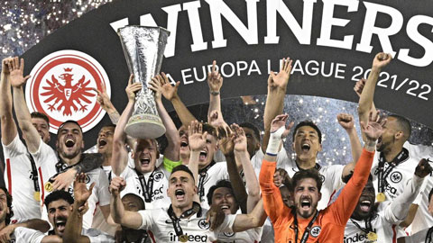 Giây phút Frankfurt nâng cúp vô địch Europa League sau 42 năm