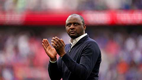 Thua Everton, Patrick Vieira nổi điên tẩn CĐV  