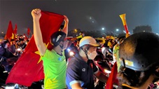 Người dân Hà Nội xuống đường đi bão mừng U23 Việt Nam giành HCV