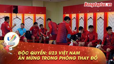 Clip độc quyền: U23 Việt Nam ăn mừng HCV SEA Games trong phòng thay đồ