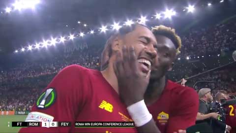 Abraham hôn má Smalling ăn mừng khi đồng đội trả lời phỏng vấn