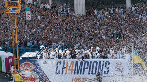 Dàn sao Real rước cúp Champions League hoành tráng về thủ đô Tây Ban Nha giữa biển người