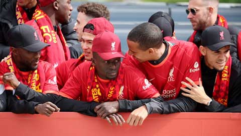 Klopp vui như Tết, Mane buồn thiu khi Liverpool diễu cúp