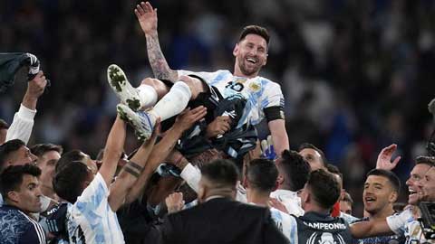 Messi được đồng đội công kênh vui hết cỡ sau khi giành Siêu cúp Liên lục địa