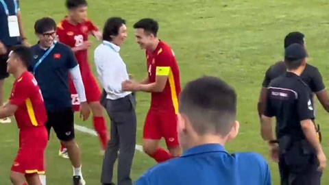 HLV Gong Oh Kyun trêu Bùi Hoàng Việt Anh khi suýt sút trượt penalty