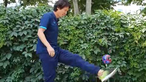 HLV Gong trổ tài tâng bóng