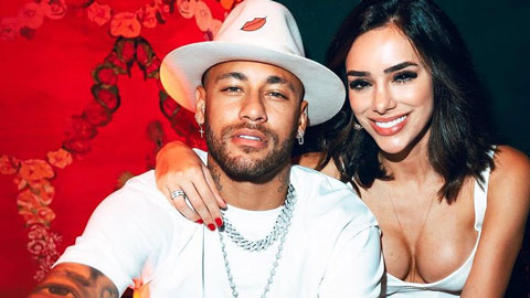 Neymar tắm biển cùng người yêu sexy và em gái