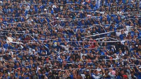 Chen lấn và giẫm đạp, 2 CĐV thiệt mạng trên khán đài Indonesia