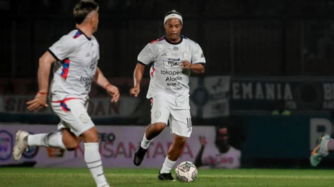 42 tuổi, huyền thoại Ronaldinho gây sốt với những pha xử lý trên sân ở đội bóng Indonesia