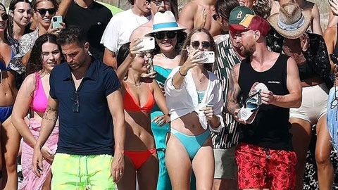 Dàn người đẹp mặc bikini nóng bỏng vây quanh Messi và Fabregas