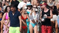 Dàn người đẹp mặc bikini nóng bỏng vây quanh Messi và Fabregas