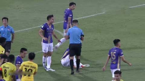Cận cảnh Rimario cùi chỏ với Đỗ Hùng Dũng trong trận thư hùng giữa Hà Nội FC và Hải Phòng FC