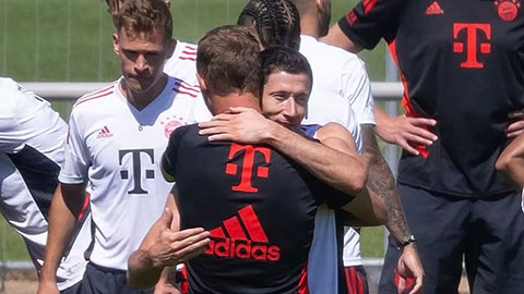 Lewandowski ôm ấp nói lời chia tay với các đồng đội tại Bayern Munich