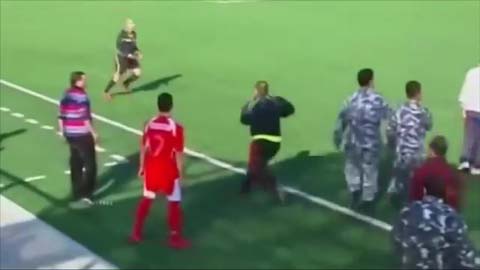 Vừa rút thẻ đỏ, trọng tài bị cầu thủ và HLV rượt đuổi và đánh ngay trên sân