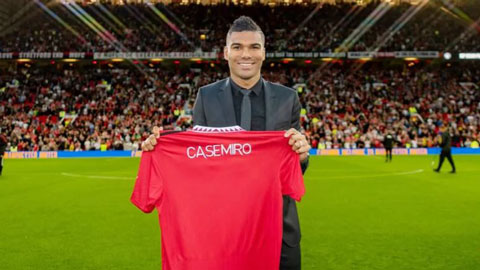 Casemiro ra mắt hoành tráng trước 70.000 CĐV MU, dự khán luôn trận gặp Liverpool