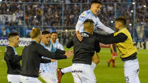 Cầu thủ Argentina gây sốt với siêu phẩm từ 70m