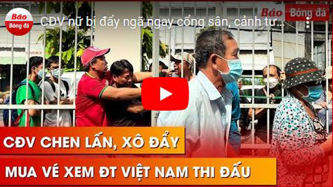 CĐV nữ bị đẩy ngã ngay cổng sân, cảnh tượng chen lấn xô đẩy để vào mua vé xem ĐT Việt Nam thi đấu