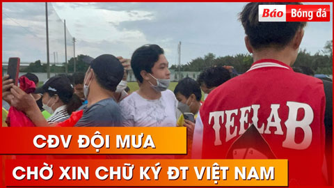 CĐV đội mưa vây kín sân xin chữ ký dàn sao ĐT Việt Nam sau buổi tập