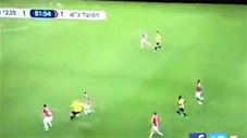 Cầu thủ xỏ háng 4 lần liên tiếp, biến đối thủ thành trò hề