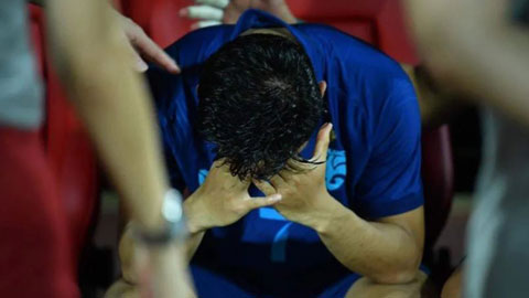 Cầu thủ Thái Lan khóc hết nước mắt sau khi thua Malaysia, Madam Pang phải vỗ về an ủi