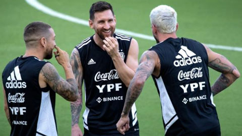 Messi bị đồng đội ở tuyển Argentina 'tát' vì cười đùa, trêu ghẹo